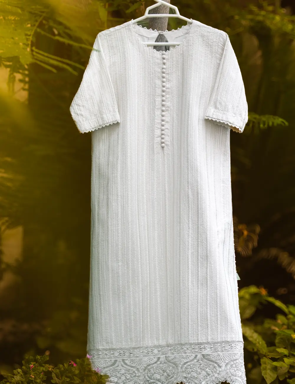 Elegant White 2-Piece Suit with Lace Border and Textured Sleeves – Khush Bakht